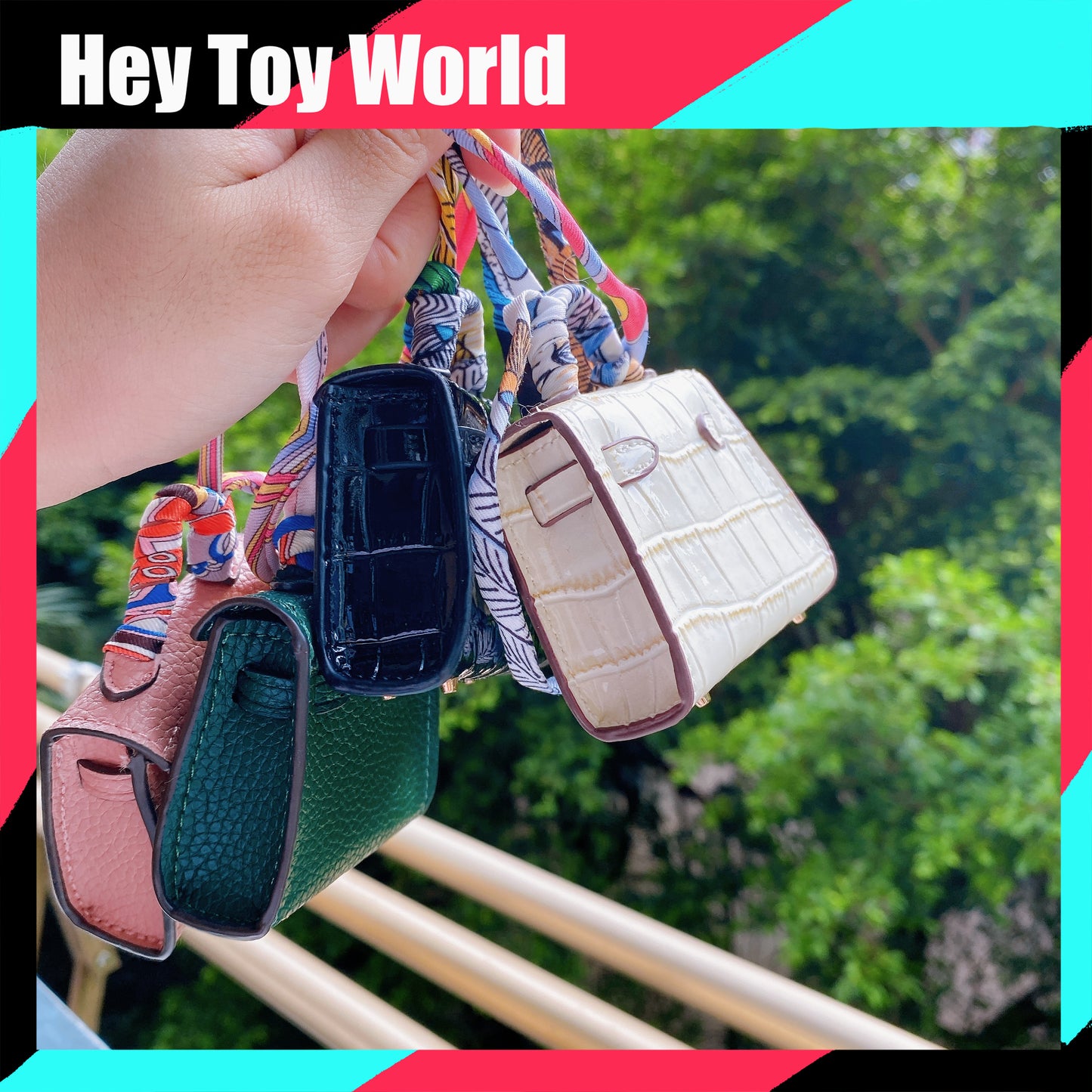 Mini Artificial Leather Bag can be Opened for Doll House Decoration